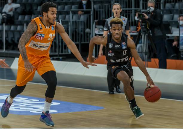 场上展现出 场上展现出